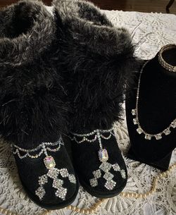 🖤✨  Women’s Custom Handcrafted Crystal Boots – Fur Lined