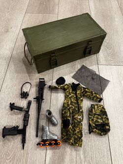 Action Figure Vintage 2000s 12pc 1/6 Scale Military Soldier Accessories Clothes & Storage Locker