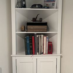 Corner Bookshelf - white
