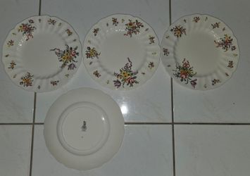Vintage Royal Doulton floral scalloped plates, set of 4. 10 inch diameter. Beautiful colorful flower bouquet pattern, ruffled edge. No chips or cracks