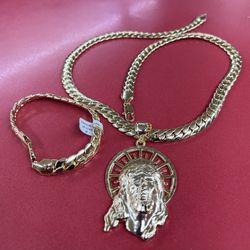  beautiful bundle, set necklace bracelet, and Jesus pendant✅✅