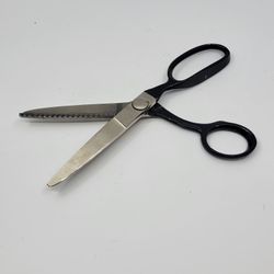Vintage Wiss Pinking Shears 874 9 l/4" Newark New Jersey 
USA. Pre-owned, good shape - please see the photos. Weight 8oz plus 
shipping ma