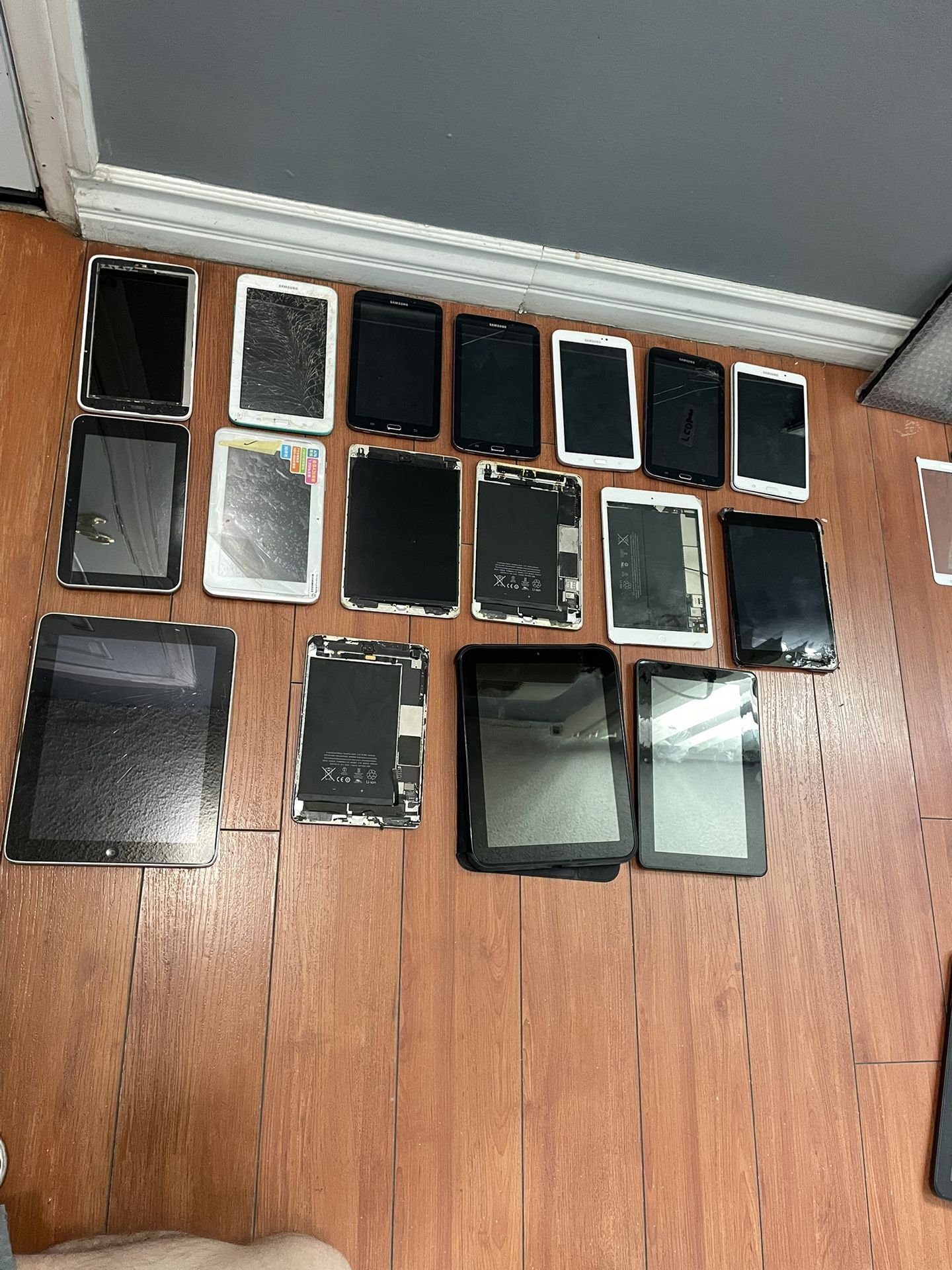 34 Tablets/Ipad/Samsung/tablet laptop for parts Tablet Lot