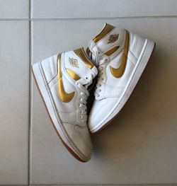 Jordan 1 gold metallic size 9.5