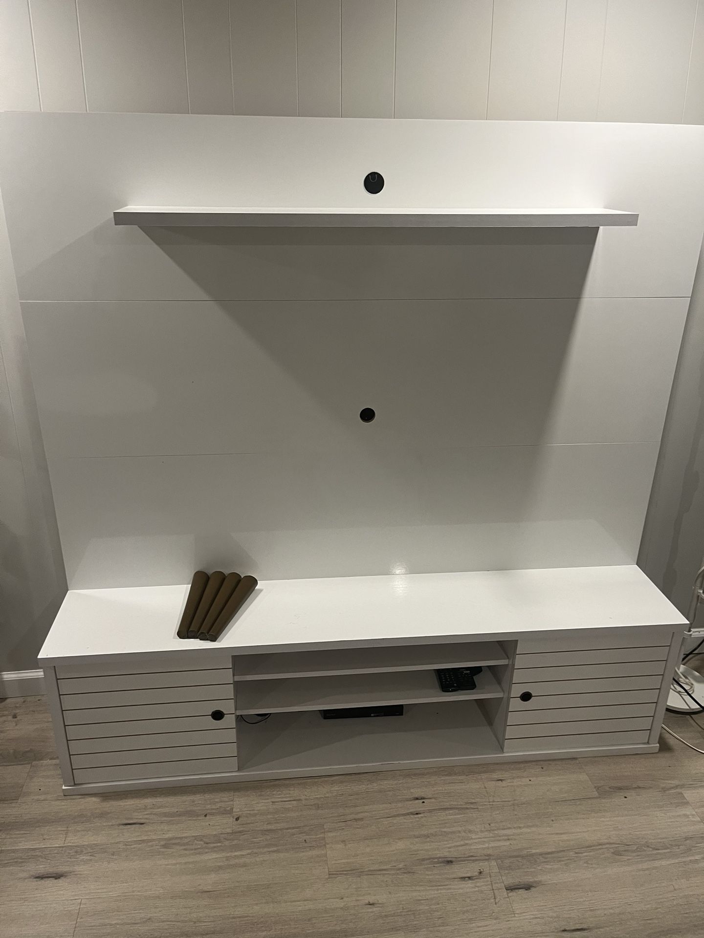 Retro White Tv Stand With Shelves and Cabinets