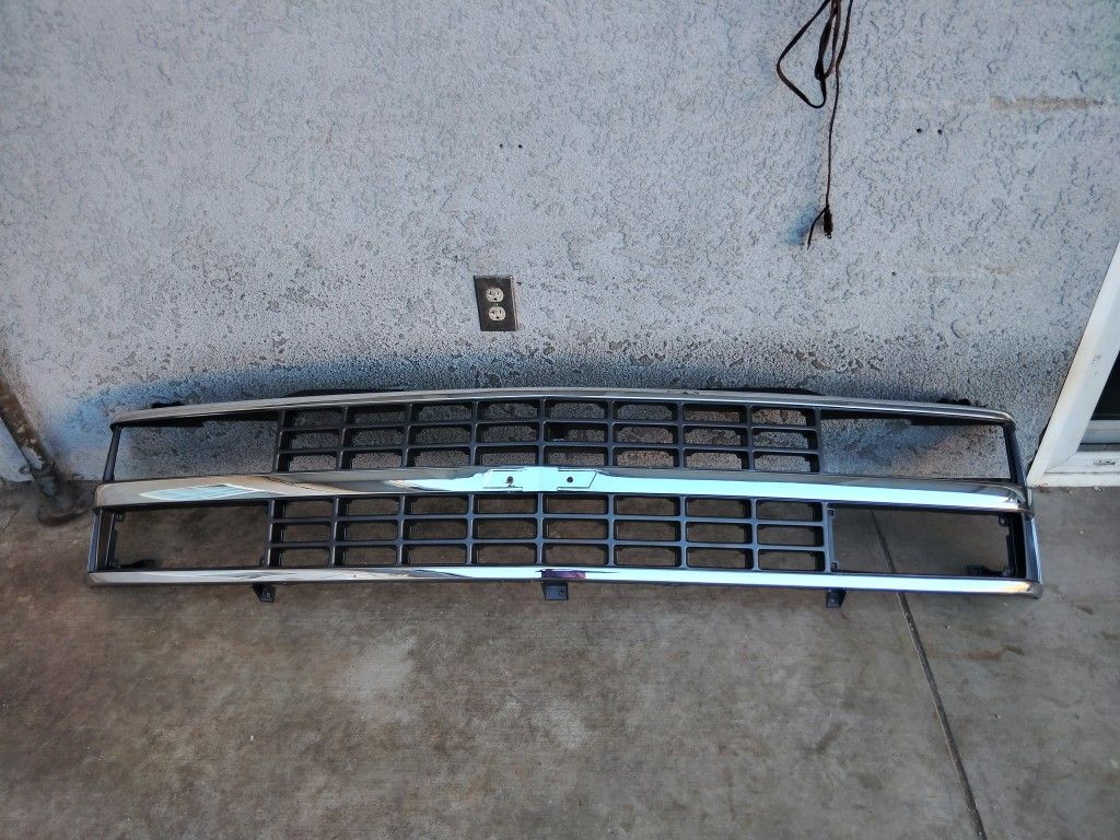 88- 93 New original black and chrome Chevy pickup grill