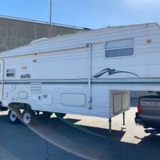 LAYTN 2002 // 5th Wheel Trailer 3 Bed 