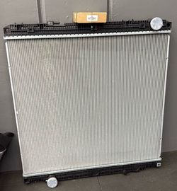 Radiator for 2017+ Freightliner Cascadia 116/126 Models (Replacement for TXE1003850)