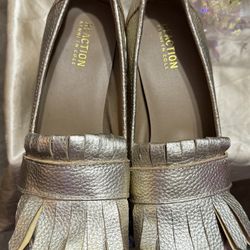 Preowned size 8 1/2 lKenneth Cole Women's Gold Courts. Gorgeous gold textured heels with leather fringe details. Perfect for going out or getting dres
