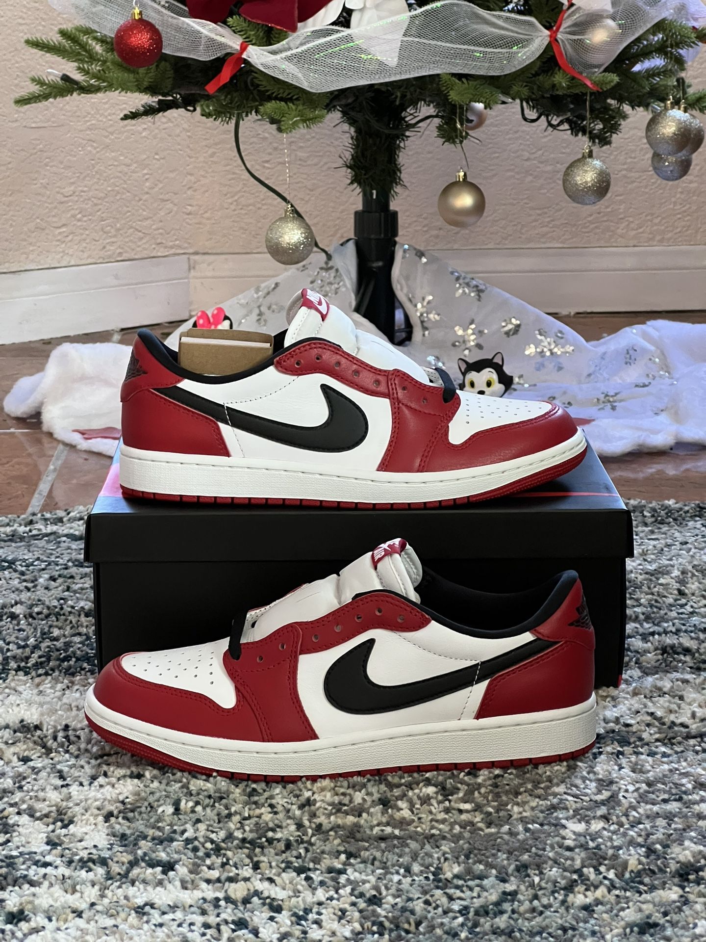 Authentic Jordan 1 Retro Low OG Chicago (2025)       Size 9.5 In Men 