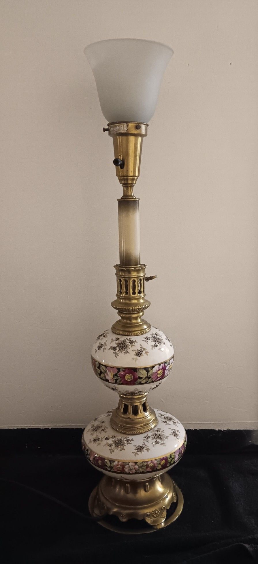 Beautiful Vintage- Rembrandt Table Lamp, (Mid-20th Century)!