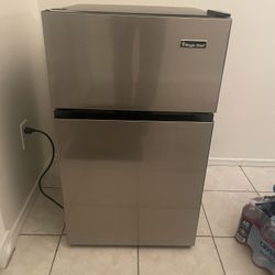 Magic Chef mini Fridge