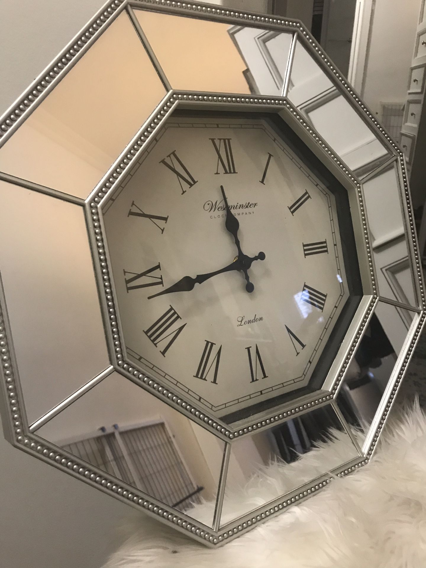 Decorative mirrored clock