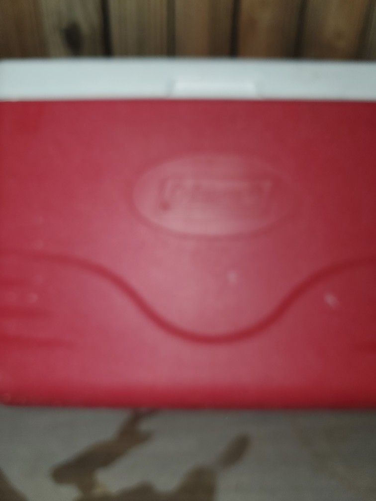 20 Quarts Ice Chest Cooler By Coleman I ASK $20.00