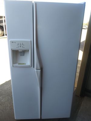Photo Maytag side by side refrigerator water and ice everything works excellent condition