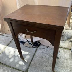 🧵 Vintage White Zig Zag Sewing Machine in Wood Cabinet – $60 OBO