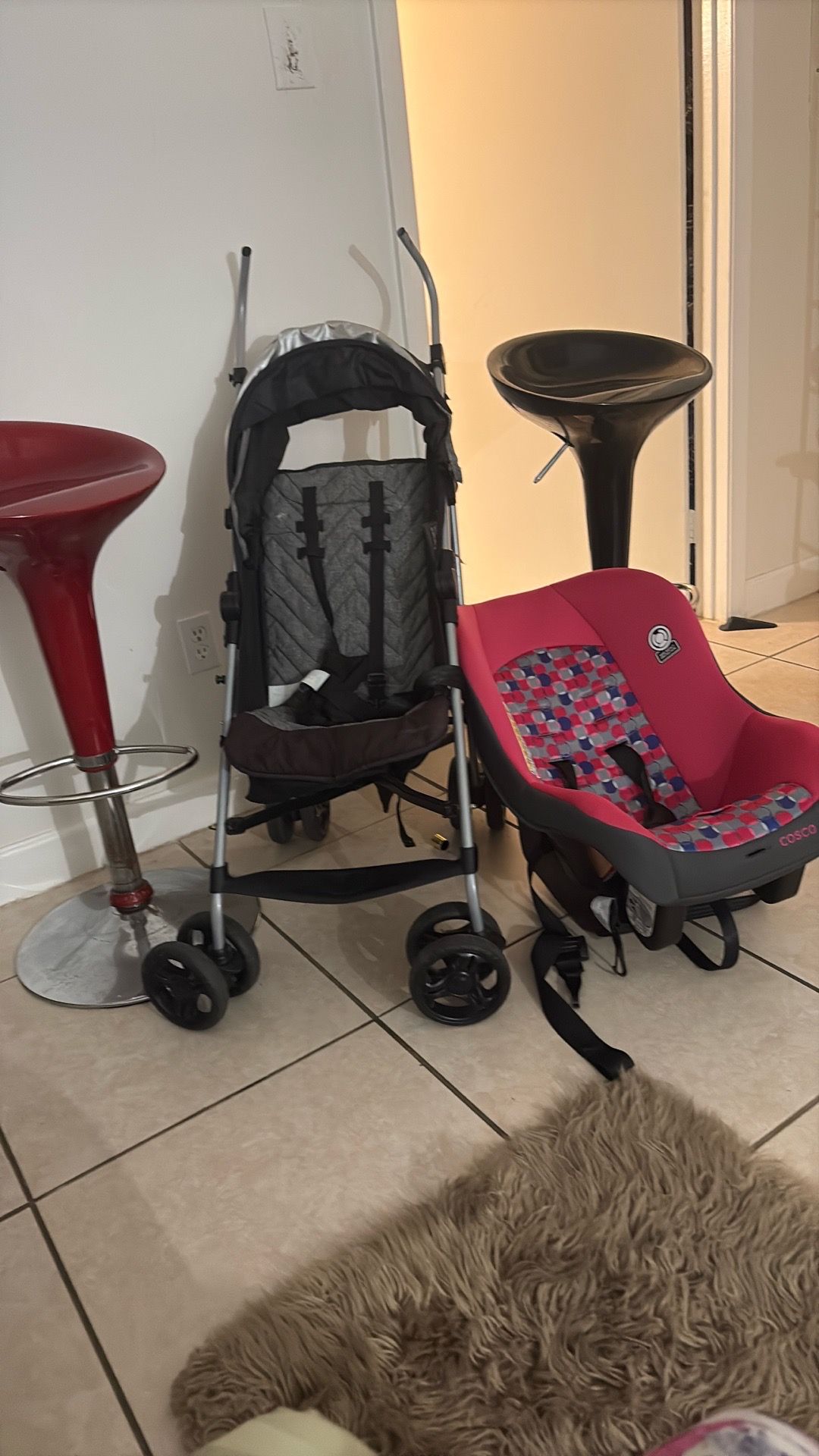Coche silla de niños y dos sillas grandes