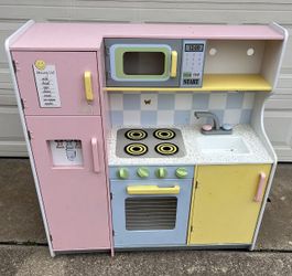 Baby Girl’s Toy Kitchen 