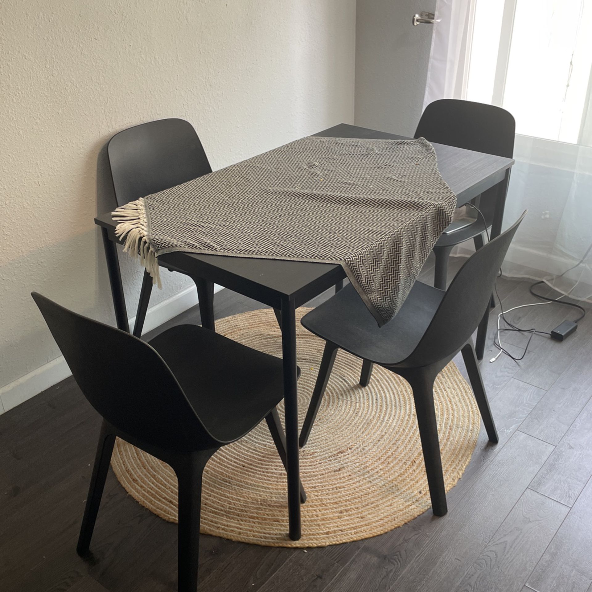 IKEA kitchen Table With 4 Chairs 