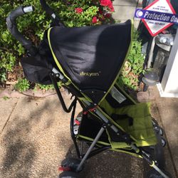 Nice portable heavy duty stroller only $30 firm￼