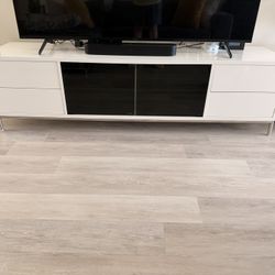 TV Sony 65” Más Mesa De TV 