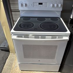 White Glasstop Electric Stove w/Convection Oven
