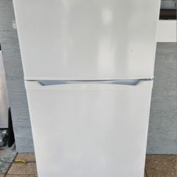 Magic Chef Refrigerator 60 Tall 24 Wide $200