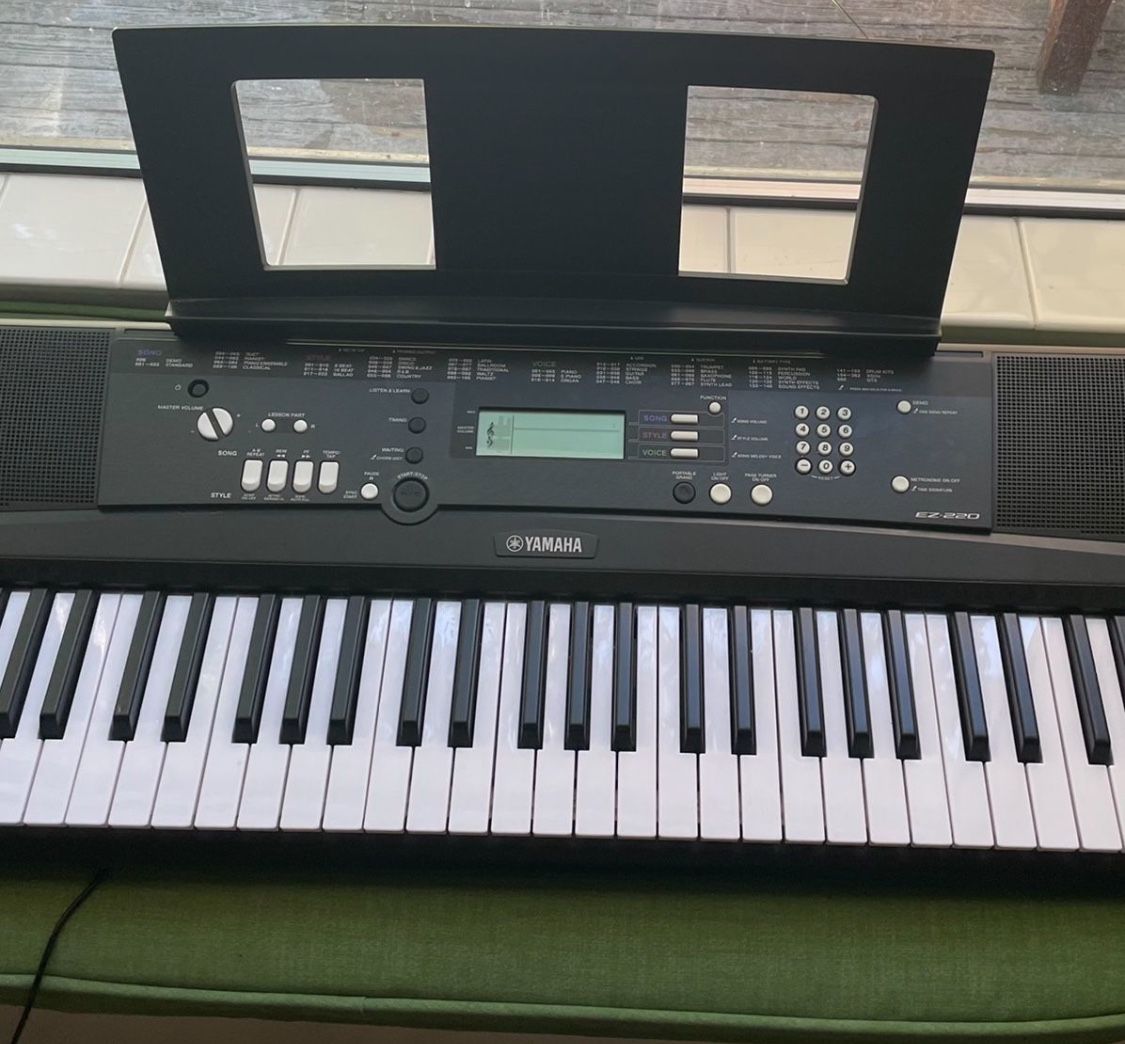 Yamaha EZ - 220 Portable Keyboard with Lighted Keys ( power adapter INCLUDED ! )