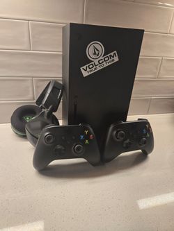 Xbox series X + 2 controllers + 1 SSD expansion card 1TB + Turtle Beach Wireless Headset