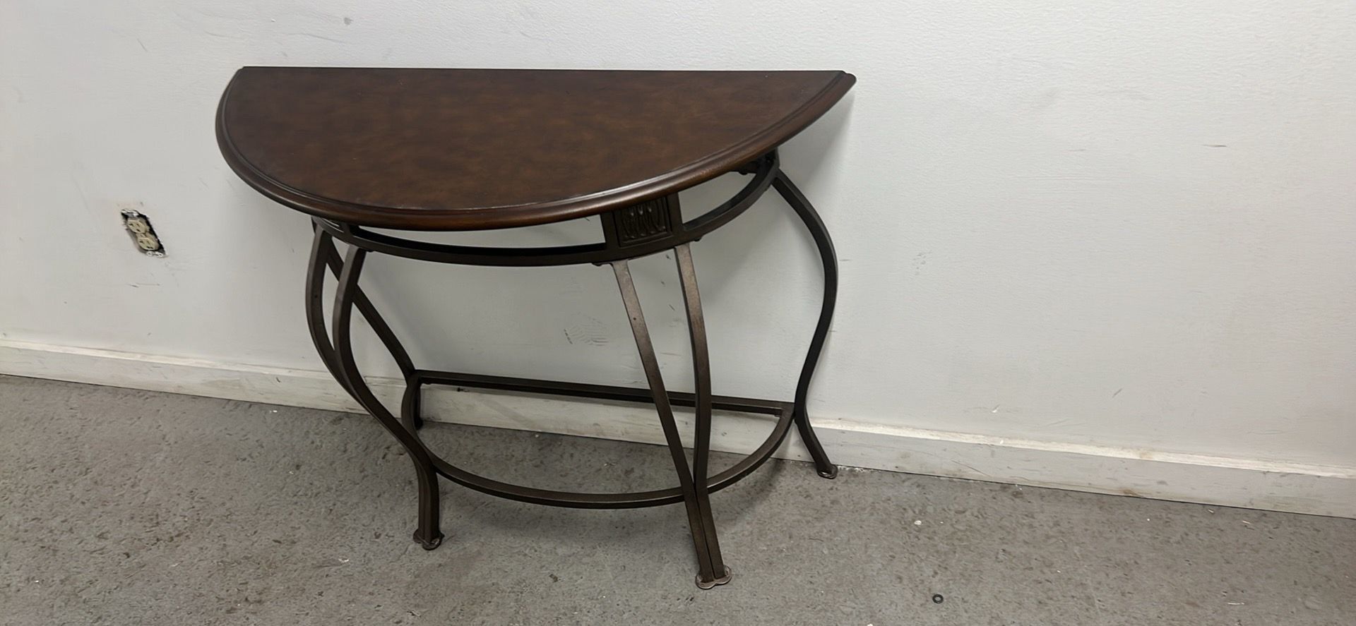 good condition side table 36”wx14”dx30”h good condition side table
