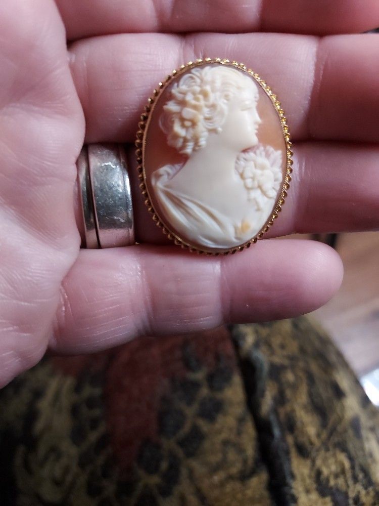 10k Gold Cameo Brooch