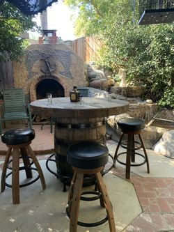 Beautiful Barrel Table, 4 Stools 