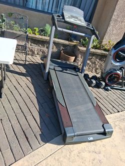 Reebok v 4000  treadmill works great