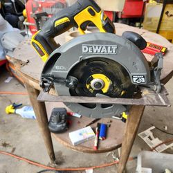 DEWALT
FLEXVOLT 60V MAX Cordless Brushless 7-1/4 in. Circular Saw with Brake (Tool Only)
Slightly Use