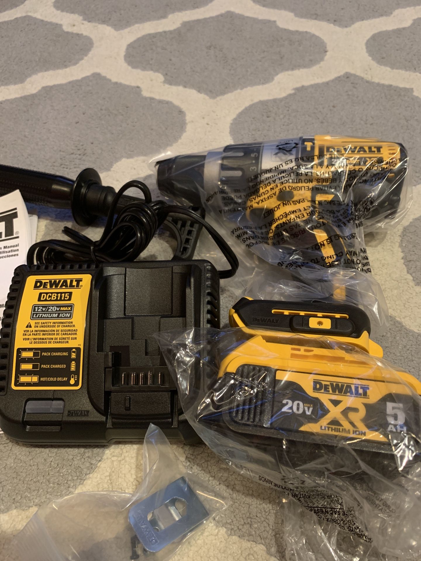 Dewalt DCD996 Hammerdrill, 5.0ah battery and charger.