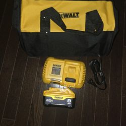 (DCB208) DEWALT 20V MAX* 8Ah Battery Fast Charger And Bag
