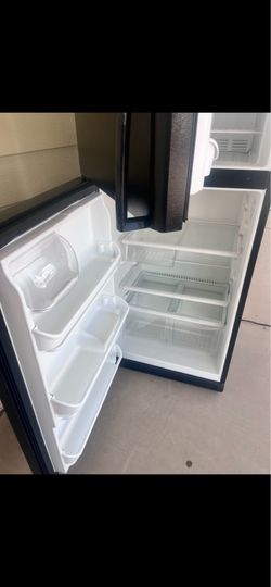 Selling   FRIGIDAIRE  30 W   X 67 H  refrigerator works great Excellent condition