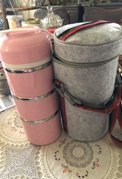 Insulated food carrier to keep food warm