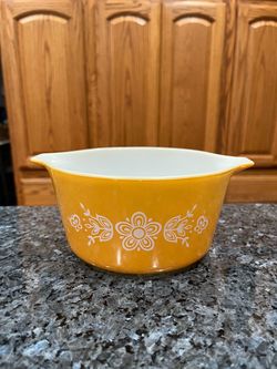 Vintage Pyrex Pattern Butterfly Gold 1 qt. Casserole Bowl (No Lid).  # 473-B.  Size approximately 6¼" x 7½" x 3¼.  Preowned good condition.  Smoke fre