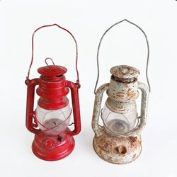 RARE OLD VINTAGE DIETZ LITTLE WIZARD N.Y-US RUSTIC IRON KEROSENE LANTERN LAMP And RED SWALLOW Kerasene LANTERN Red Vintage Japan.