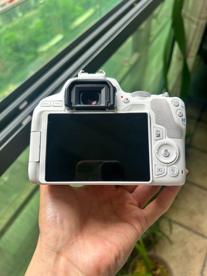 Canon 200D second-generation white kit