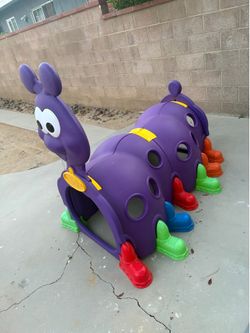 Toy caterpillar tunnel