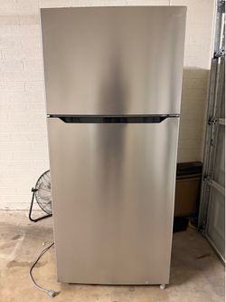 Insignia 18 Cu. Ft. Top Freezer Refrigerator - Stainless Steel - Excellent Condition