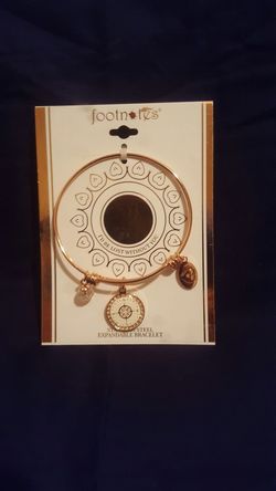 Footnotes expandable bracelet