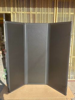 Chipped 5.5ft Bed Size Trifold Hardtop Cover