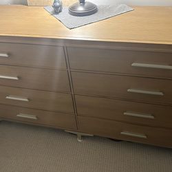  Dresser 8 Drawers  Real Wood / Perfect Condition
