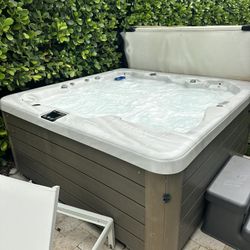 🔥 LUXURY HOT TUB / SPA – READY TO ENJOY 🔥