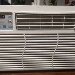 G.E. 8,000 BTU AIR CONDITIONER EXCELLENT CONDITION READ BELOW