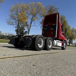 2014 Freightliner Cascadia / DD-13 / only 378K miles &1400 original hours