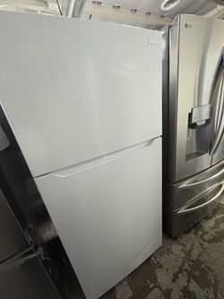 Insignia Top-Freezer Refrigerator White